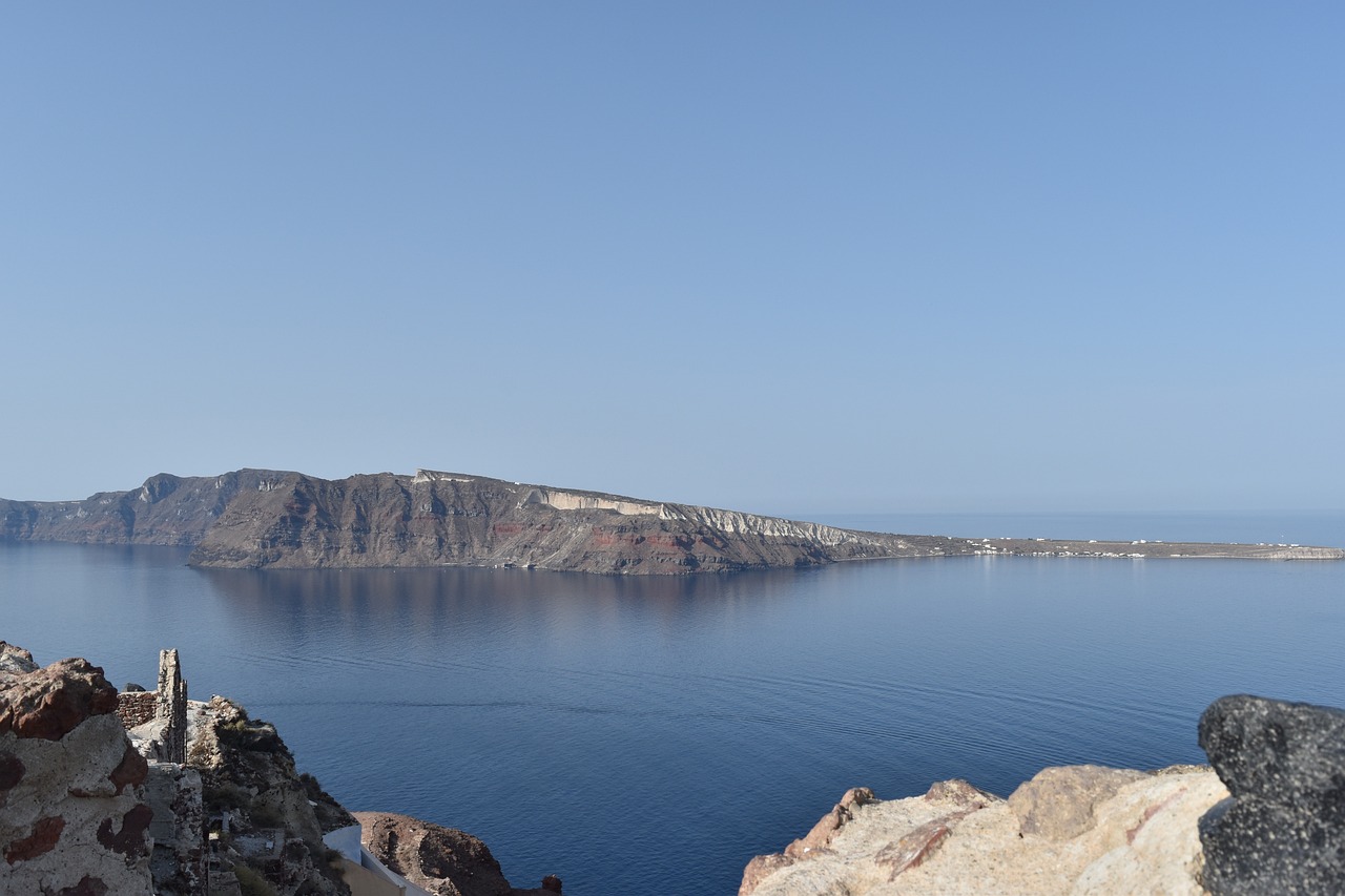 What is the speed limit on the road in Oia, Santorini?
